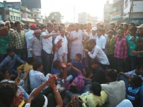12 students injured in police baton charge