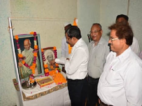 commitmant to follow the way of gandhi
