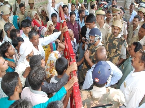 After the death of the prisoner in jail uproar, threw stones at police