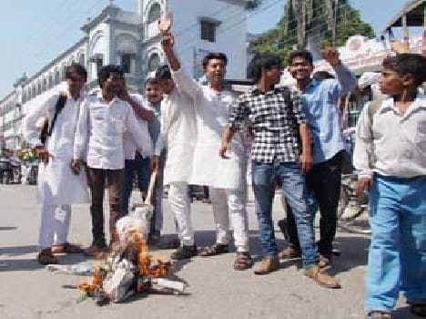 student Burnt Chief Minister's effigy againest the murder in bihasara