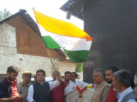 mla nowshera ravinder raina  waved national flag in baramulla