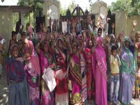 People rallied to cut the name of the voter 