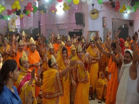 Jume pilgrims on religious hymns, prayers of the 108 basins