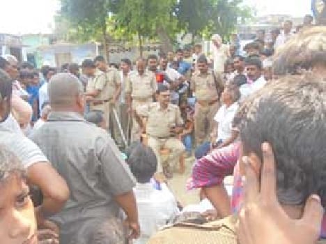 SP workers clash with police