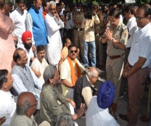 BJP lawmakers protest on harish rawat residence.
