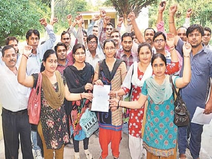 mathura woman shiksha mitra commit suicide