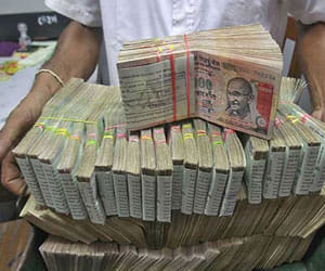 Half million auto driver arrested with counterfeit notes.