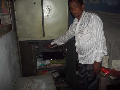 Two lakh looted in broad daylight geezer!
