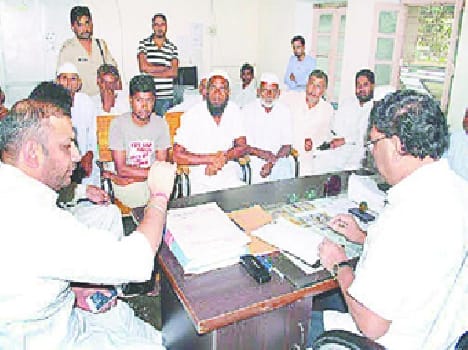 Legislators and farmers surrounded SE