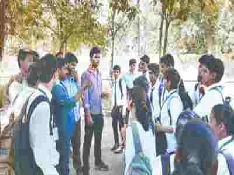 security gaurd of centeral minister threatened the student