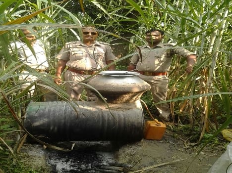 Three arrested with 210 liters of raw wine