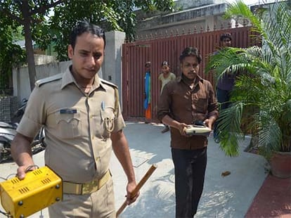 vigilance team raid on engineer home in uttar pradesh