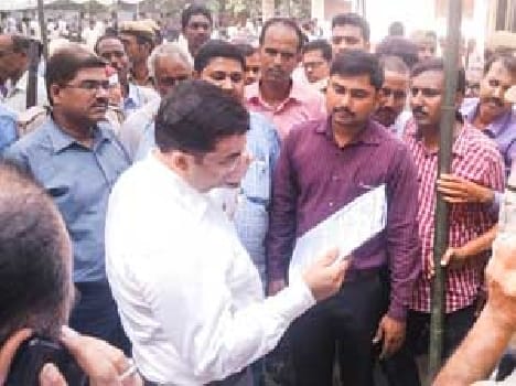  teachers agitioonfor pay