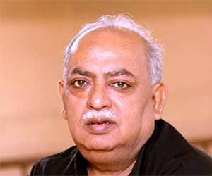 Munawwar Rana takes another U turn.
