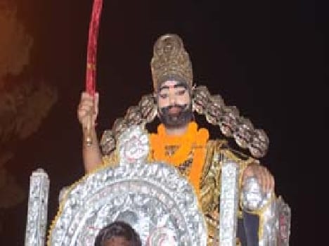 Ravana stood out gracefully ride to a man, woman