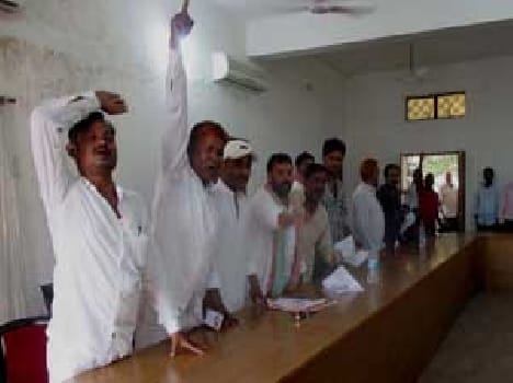 The municipal board meeting uproar postponed