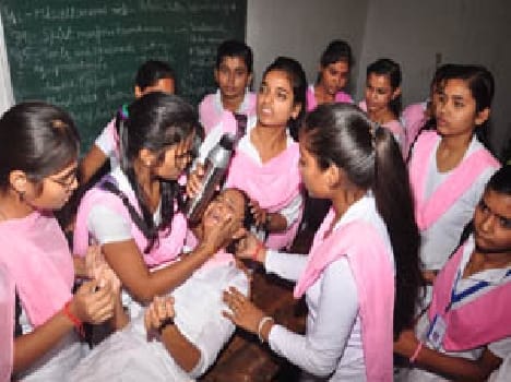 Female students organically at the Polytechnic 