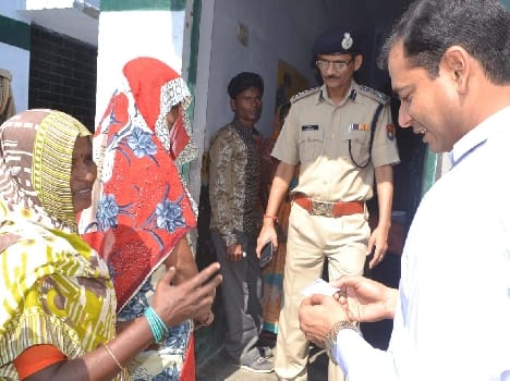 At several polling stations long Distance casts vote