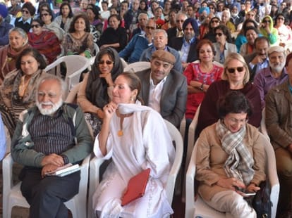Bollywood actor om puri denied entry due to dress code in Khushwant Singh Literary Festival kasauli solan himachal pradesh.