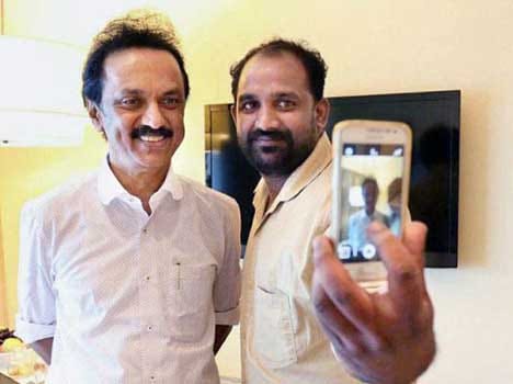 autodriver clicks selfie with dmk's mk stalin 
