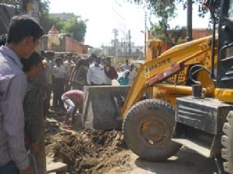 Bulldozers roared , routes encroachment Htwaya
