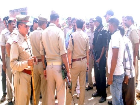 Supporters, including former minister Awadhesh Sftyara arrest