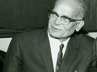 when jai prakash naryan console to indira gandhi