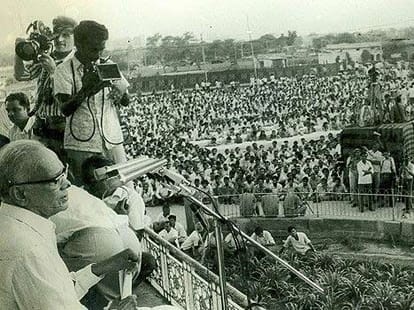 when jai prakash naryan console to indira gandhi