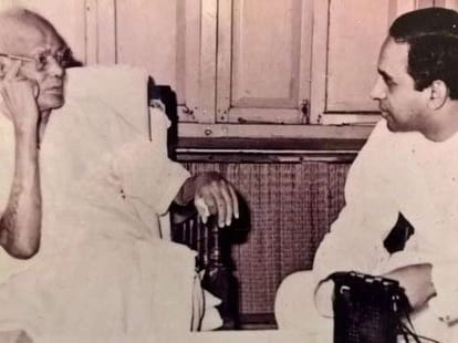 when jai prakash naryan console to indira gandhi