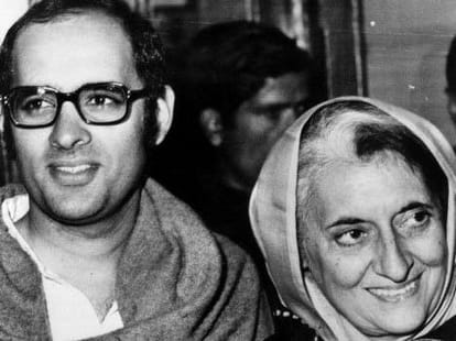 when jai prakash naryan console to indira gandhi