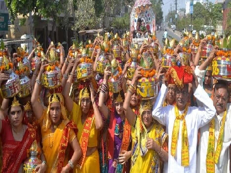 devoties dancing, on kalashyatra