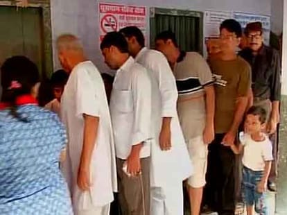 bihar assembly election 2015, giriraj singh voting on camera