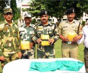 BSF seized heroin of rupees 30 crore from pakistan border 