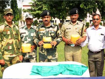 BSF seized heroin of rupees 30 crore from pakistan border 