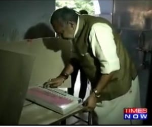 bihar assembly election 2015, giriraj singh voting on camera