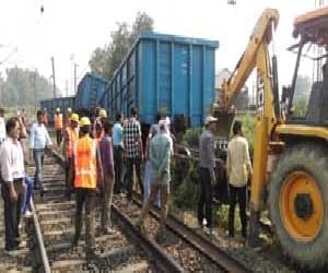 The train crashed into the school bus, student severe.