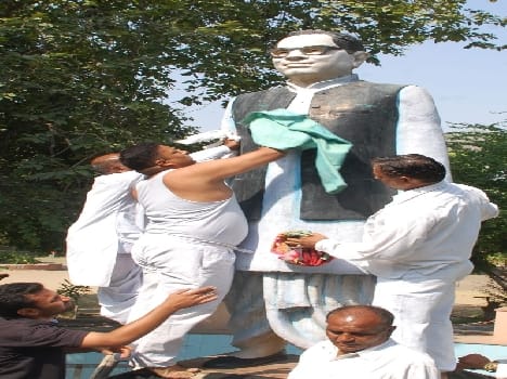 Spaiyon off his shirt to clean the statue of Lohia