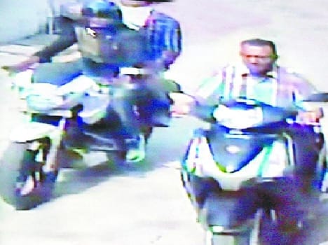 Trader shot dead five lakh looted