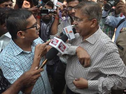 vigilance search at Amitabh Thakur's residence
