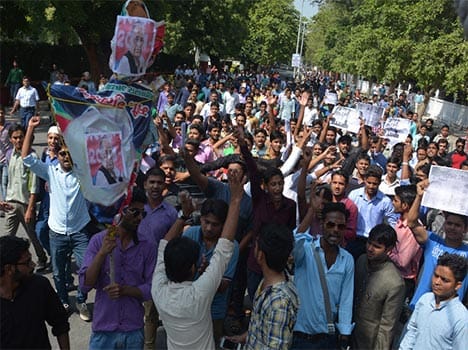 amu student protest against mulayam singh yadav and narendra modi 