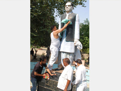 lohia statue cleaned by SP workers