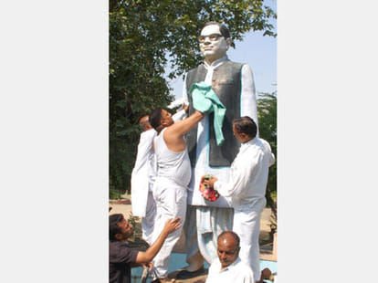 lohia statue cleaned by SP workers
