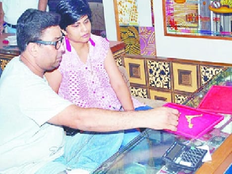 The festival came , the buzzing market