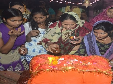navratra celebration: worship in temples and house