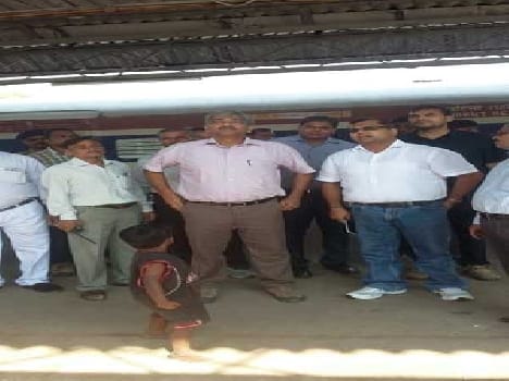 Divisional Railway Manager of unfinished work climbed see scowlingly