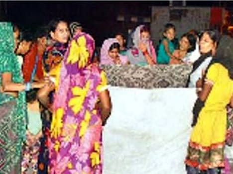 women help in delivery on street in kanpur