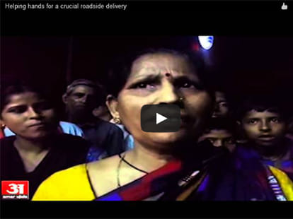 women help in delivery on street in kanpur