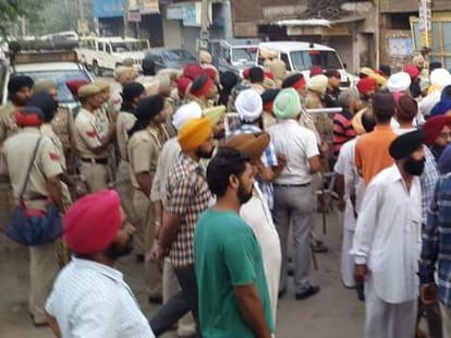 voilence in punjab due to guru granth sahib insult