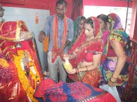 I am the goddess of pilgrims gathering in temples