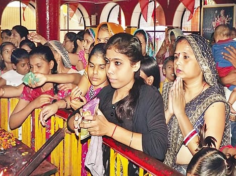 Devotees worship the mother Chandraghanta